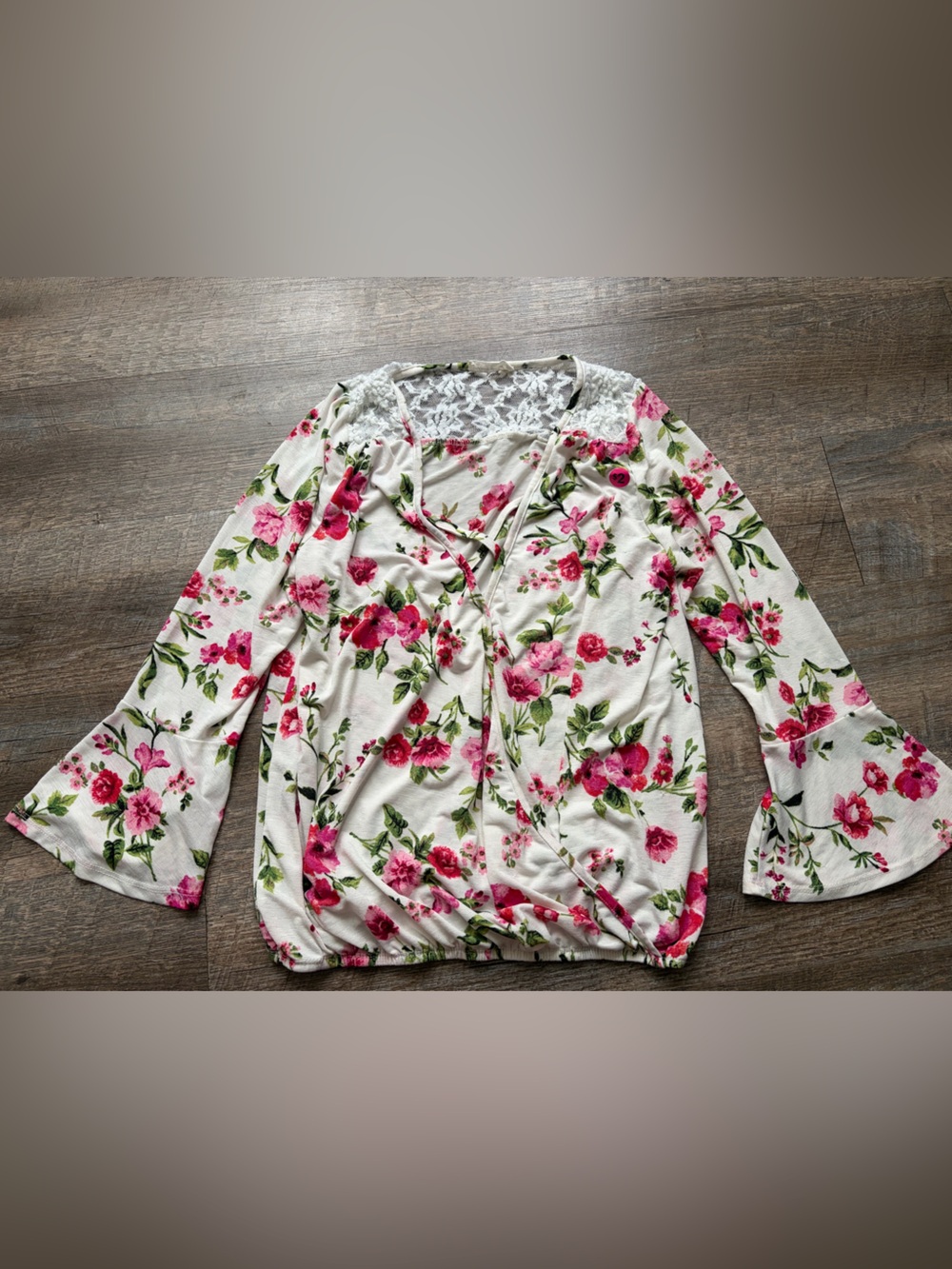 🌸 $10 SALE 🌸 Floral Lace-Back Bell Sleeve Top - Picture 2 of 4